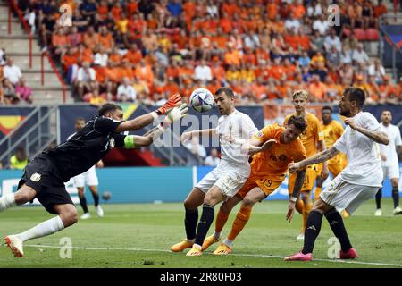 ENSCHEDE - (lr) Italien Torwart Gianluigi Donnarumma, Alessandro Bastoni (Italien), Wout Weghorst (Holland), Francesco Acerbi (Italien) während des Spiels der UEFA Nations League um den dritten Platz zwischen den Niederlanden und Italien im Stadion De Grolsveste am 18. Juni 2023 in Enschede (Niederlande). ANP KOEN VAN WEEL Stockfoto