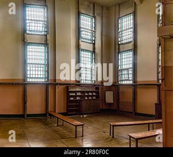 Panoramablick auf die Bibliothek und Bibliothek des Hochsicherheitsgefängnisses von Alcatraz in der Mitte der Bucht von San Francisco. Stockfoto