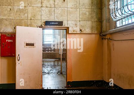 Eingangstür zur Bibliothek des Hochsicherheitsgefängnisses von Alcatraz in der Mitte der Bucht von San Francisco. Stockfoto