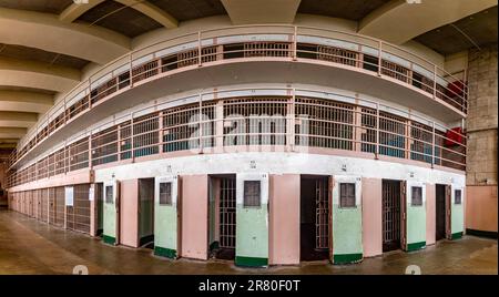 Panoramablick auf den Hochsicherheitsblock und die Modul- und Strafzellen des Bundesgefängnisses Alcatraz in der Mitte von San Francisco Stockfoto