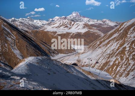 Kobi ist ein Dorf in Stepantsminda, während Gudauri ein Skigebiet ist, das auf dem nach Süden gerichteten Plateau des Großkaukasus liegt Stockfoto