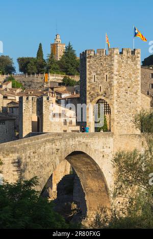 Besalu, Provinz Girona, Katalonien, Spanien. Befestigte Brücke, bekannt als El Pont Vell, die Alte Brücke, die den Fluss Fluvia überquert. Dokumente, die zurückreichen Stockfoto