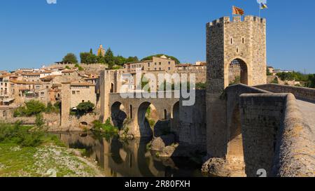 Besalu, Provinz Girona, Katalonien, Spanien. Befestigte Brücke, bekannt als El Pont Vell, die Alte Brücke, die den Fluss Fluvia überquert. Dokumente, die zurückreichen Stockfoto