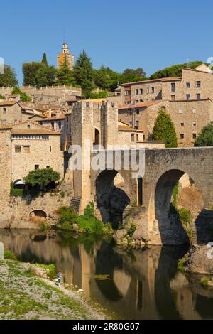 Besalu, Provinz Girona, Katalonien, Spanien. Befestigte Brücke, bekannt als El Pont Vell, die Alte Brücke, die den Fluss Fluvia überquert. Dokumente, die zurückreichen Stockfoto