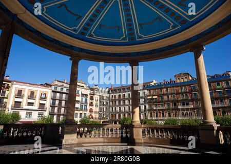 Blick auf den Kiosk der Plaza del Castillo, einer der touristischsten Orte in Pamplona, Spanien Stockfoto