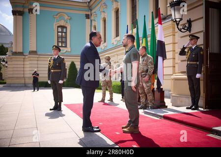 Kiew, Ukraine. 16. Juni 2023. Der ukrainische Präsident Wolodymyr Zelenskyy begrüßt den ägyptischen Premierminister Mustafa Madbuly am Freitag, den 16. Juni 2023 in Kiew. Zelensky führte Gespräche mit Vertretern von sieben afrikanischen Staaten - der Republik Südafrika, der Union der Komoren, Ägypten, Senegal, Sambia, Kongo, Und Uganda, um Frieden in der Ukraine zu erreichen. Foto: Ukrainische PräsidentschaftsPressestelle/UPI Credit: UPI/Alamy Live News Stockfoto