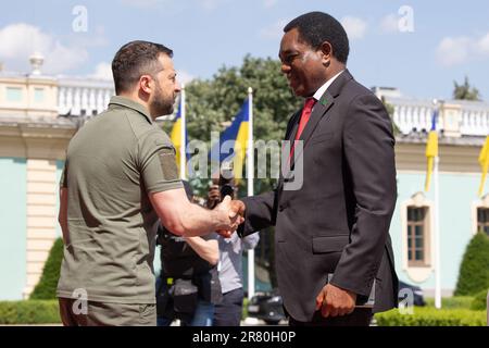 Kiew, Ukraine. 16. Juni 2023. Der ukrainische Präsident Volodymyr Zelenskyy begrüßt den Präsidenten Sambias Hakainde Hichilema am Freitag, den 16. Juni 2023 in Kiew. Zelensky führte Gespräche mit Vertretern von sieben afrikanischen Staaten - der Republik Südafrika, der Union der Komoren, Ägypten, Senegal, Sambia, Kongo, Und Uganda, um Frieden in der Ukraine zu erreichen. Foto: Ukrainische PräsidentschaftsPressestelle/UPI Credit: UPI/Alamy Live News Stockfoto