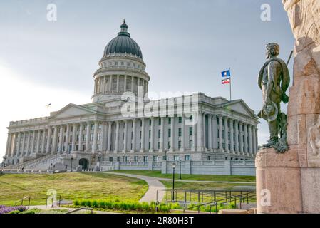 Salt Lake City, Utah - 23. Mai 2023: Kapitolgebäude des Bundesstaats Utah mit MormonenBataillonsdenkmal im Vordergrund Stockfoto