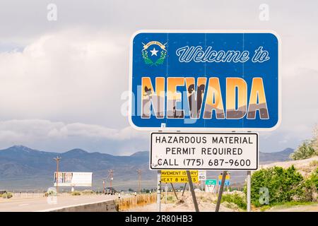 Wendover, NV - 24. Mai 2023: „Welcome to Nevada Roadside“-Schild entlang der Interstate 80 entlang der Grenze zwischen Utah und Nevada. Stockfoto