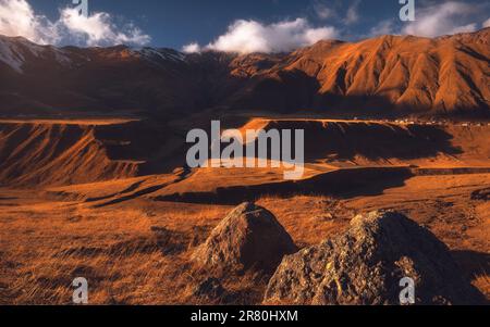 Kaukasus, georgische Berge, schöner Blick auf den späten Herbst Stockfoto