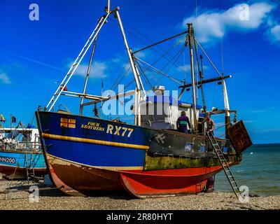 Eine Nahaufnahme von Fischerbooten, die an einem sonnigen Sommertag am Strand festgemacht wurden. Stockfoto