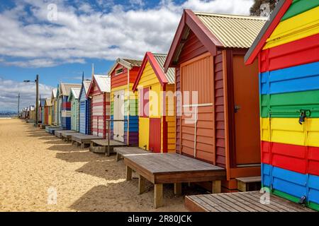 Brighton Beach Victorain Badeboxen. Bunte Strandhütten säumen den Sand in Melbourne, Australien. Sie sind sehr begehrenswert und extern Stockfoto