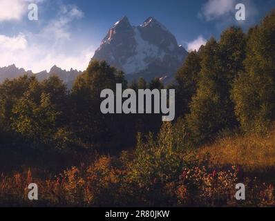 Mount Ushba. Einer der bemerkenswertesten Gipfel des Kaukasusgebirges. Georgien Stockfoto