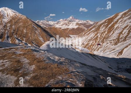 Kobi ist ein Dorf in Stepantsminda, während Gudauri ein Skigebiet ist, das auf dem nach Süden gerichteten Plateau des Großkaukasus liegt Stockfoto