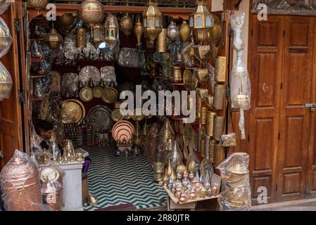 Berühmter Seffarine Souk in der Medina von Fez, Marokko Stockfoto