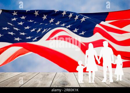 Familie in den Vereinigten Staaten, Papierfiguren Konzept. Personen- oder Familienpapierform mit Flagge der Vereinigten Staaten von Amerika. USA Urlaub der Veteranen, M Stockfoto