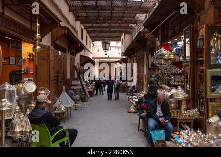 Berühmter Seffarine Souk in der Medina von Fez, Marokko Stockfoto