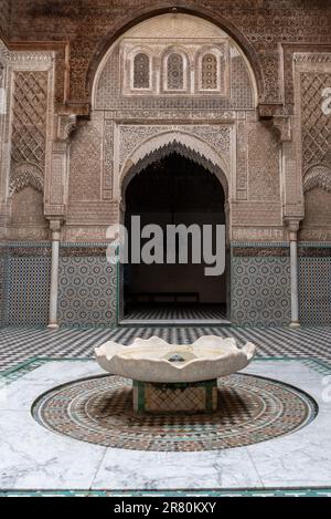 Reich dekorierte Fassade im Innenhof der Medersa Attarine in Fez, Marokko Stockfoto