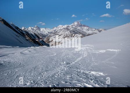 Kobi ist ein Dorf in Stepantsminda, während Gudauri ein Skigebiet ist, das auf dem nach Süden gerichteten Plateau des Großkaukasus liegt Stockfoto