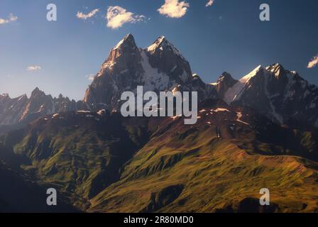 Mount Ushba. Einer der bemerkenswertesten Gipfel des Kaukasusgebirges. Georgien Stockfoto