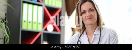 Porträt einer lächelnden Ärztin mit Stethoskop in der Klinik Stockfoto