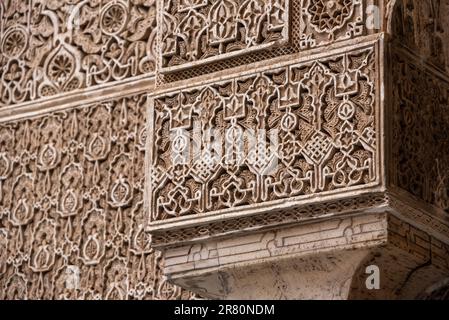 Reich dekorierte Fassade im Innenhof der Medersa Attarine in Fez, Marokko Stockfoto
