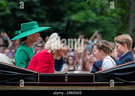 Königin Camilla spricht mit Prinzessin Charlotte von Wales bei Trooping the Colour in the Mall, London, Großbritannien. Kutsche mit Katharina und Kindern Stockfoto