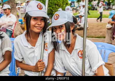 Portrait von zwei Hun-Sen-Anhängern bei einer politischen Kundgebung vor der allgemeinen Wahl zum Premierminister 2013. Phnom Penh, Kambodscha. © Kraig Stockfoto