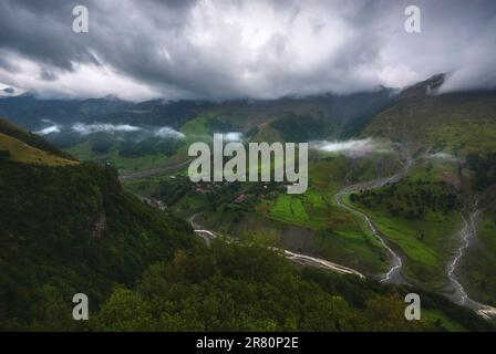 Landschaft mit wunderschönem Nebeltal in georgien, kaukasus Stockfoto