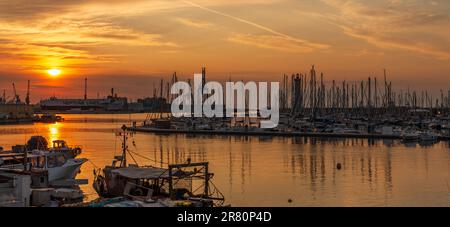 Sonnenaufgang über dem Fischerei- und Handelshafen in Sète, Occitanie, Frankreich Stockfoto
