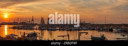 Sonnenaufgang über dem Fischerei- und Handelshafen in Sète, Occitanie, Frankreich Stockfoto