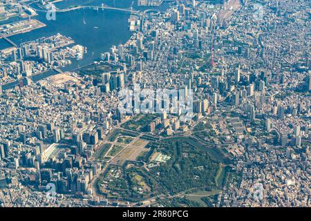 Blick auf die Stadt Tokio und den Kaiserpalast aus dem Flugzeug Stockfoto