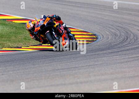 Sachsenring, Hohenstein-Ernstthal, Sachsen, Deutschland. 18. Juni 2023. 2023 Deutsche MotoGP, Renntag; Nummer 43 Red Bull KTM Factory Racing Rider Jack Miller während des Rennens Guthaben: Action Plus Sports/Alamy Live News Stockfoto