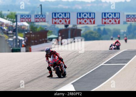 Sachsenring, Hohenstein-Ernstthal, Sachsen, Deutschland. 18. Juni 2023. 2023 Deutsche MotoGP, Wettkampftag; Nummer 23 Ducati Lenovo Teamreiterin Enea Bastianini während des Rennens Guthaben: Action Plus Sports/Alamy Live News Stockfoto