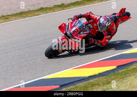 Sachsenring, Hohenstein-Ernstthal, Sachsen, Deutschland. 18. Juni 2023. 2023 Deutsche MotoGP, Wettkampftag; Nummer 23 Ducati Lenovo Teamreiterin Enea Bastianini während des Rennens Guthaben: Action Plus Sports/Alamy Live News Stockfoto