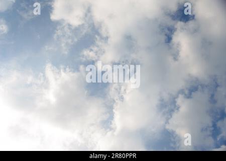 Verstreute Wolken in blauem Himmel, blauer Himmelshintergrund mit weißen Wolken. Stockfoto