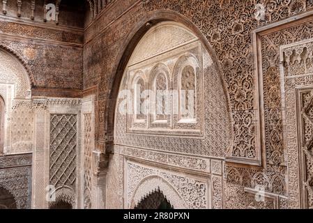 Reich dekorierte Fassade im Innenhof der Medersa Attarine in Fez, Marokko Stockfoto