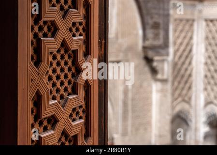 Reich dekorierte Fensterläden im Innenhof einer orientalischen Madrasa, Marokko Stockfoto