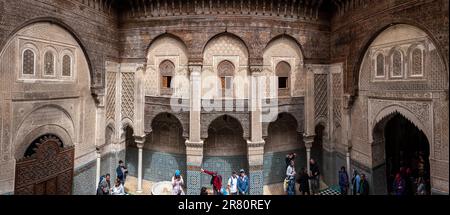 Reich dekorierte Fassade im Innenhof der Medersa Attarine in Fez, Marokko Stockfoto