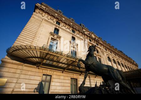 Der Haupteingang des Musée d'Orsay , das ursprünglich ein Bahnhof war, der für die Weltausstellung 1900 in Paris gebaut wurde. Das Museum beherbergt hauptsächlich Stockfoto