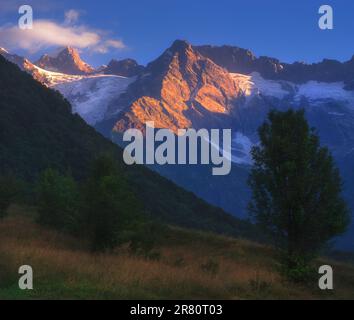 beautiful summer View of the Caucasus mountain range in Racha, Gona, Georgia Stockfoto