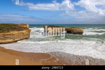 Die London Bridge Felsformation auf der Great Ocean Road, Port Campbell National Park, Australien. Die Steinstapel waren bis 1990 miteinander verbunden und bildeten sich Stockfoto