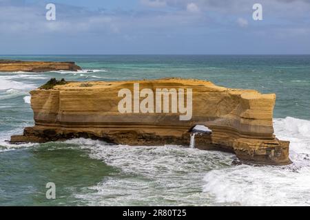 Der Bäckerofen hat die Form des natürlichen Bogens in der Felswand gefordert. Ein Meeresschornstein an der Küste der Great Ocean Road, Australien. Stockfoto
