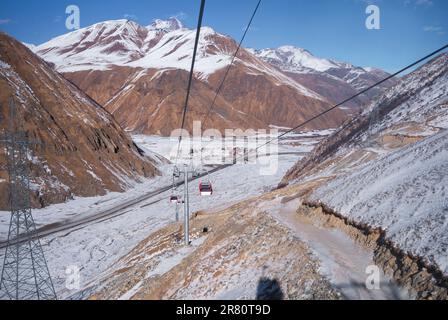 Kobi ist ein Dorf in Stepantsminda, während Gudauri ein Skigebiet ist, das auf dem nach Süden gerichteten Plateau des Großkaukasus liegt Stockfoto