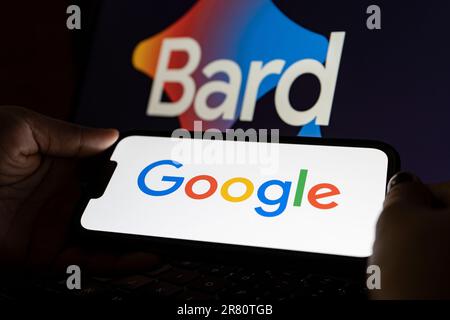 18. Juni 2023: In dieser Fotoabbildung wird ein Google-Logo auf einem Smartphone mit einem Google BARD AI Chat bot-Logo im Hintergrund in Guwahati, Indien, am 18. Juni 2023 angezeigt. (Kreditbild: © David Talukdar/ZUMA Press Wire) NUR REDAKTIONELLE VERWENDUNG! Nicht für den kommerziellen GEBRAUCH! Stockfoto