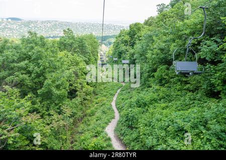 Zugliget Sessellift, der den Elizabeth Lookout Tower mit der Zugligeti utca in Budapest, Ungarn, verbindet. Stockfoto