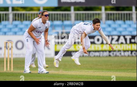 Issy Wong Bowling von Danielle Gibson für England gegen Australien A in einem 3-tägigen Aufwärmspiel vor dem Ashes Test. Stockfoto