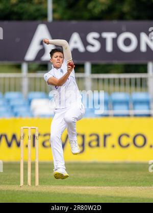 Issy Wong Bowling für England gegen Australien A in einem 3-tägigen Aufwärmspiel vor dem Ashes Test. Stockfoto