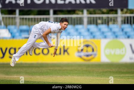 Issy Wong Bowling für England gegen Australien A in einem 3-tägigen Aufwärmspiel vor dem Ashes Test. Stockfoto