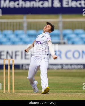 Issy Wong Bowling für England gegen Australien A in einem 3-tägigen Aufwärmspiel vor dem Ashes Test. Stockfoto